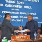 Bupati Sikka Fransiskus Roberto Diogo menyerahan tiga buah rancangan peraturan daerah kepada Ketua DPRD Sikka Gorgonius Nago Bapa untuk dibahas bersama-sama, Senin (11/2)