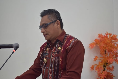 Bupati Sikka Fransiskus Roberto Diogo menyampaikan keterangan pemerintah di paripurna DPRD Sikka, Kamis (14/2)