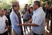 Uskup Maumere Mgr Edwaldus Martinus Sedu menerima Sandiaga Uno di Lepo Bispu Maumere, Senin (25/2)