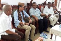 Calon Wakil Presiden Sandiaga Uno bersama Uskup Maumere Mgr Edwaldus Martinus Sedu di Lepo Bispu, Senin (25/2)