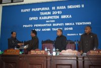 Wakil Bupati Sikka Romanus Woga menyerahkan dokumen LKPJ Akhir Tahun 2018 kepada Wakil Ketua DPRD Sikka Donatus David pada paripurna DPRD Sikka, Senin (11/3)