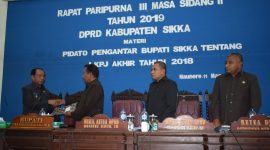 Wakil Bupati Sikka Romanus Woga menyerahkan dokumen LKPJ Akhir Tahun 2018 kepada Wakil Ketua DPRD Sikka Donatus David pada paripurna DPRD Sikka, Senin (11/3)