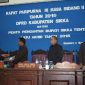 Wakil Bupati Sikka Romanus Woga menyerahkan dokumen LKPJ Akhir Tahun 2018 kepada Wakil Ketua DPRD Sikka Donatus David pada paripurna DPRD Sikka, Senin (11/3)