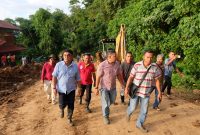 Anggota Komisi I DPR RI Andreas Hugo Pareira mengunjungi lokasi bencana longsor di Kampung Culu Desa Tondong Belang Kecmatan Mbeling Kabupaten Manggarai Barat, Senin (11/3)