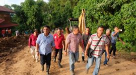Anggota Komisi I DPR RI Andreas Hugo Pareira mengunjungi lokasi bencana longsor di Kampung Culu Desa Tondong Belang Kecmatan Mbeling Kabupaten Manggarai Barat, Senin (11/3)