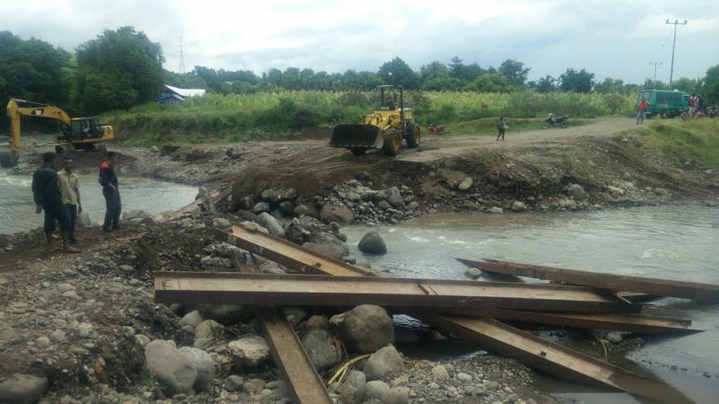 Kondisi jembatan darurat di Dagemage Desa Kolisia Kabupaten Sikka yang putus lagi, Selasa (12/3)