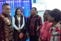 Bupati Sikka Fransiskus Roberto Diogo didampingi Stah Ahli Menteri Nakertrans dan Kepala Dinas Nakertrans Kabupaten Sikka Germanus Goleng dalam satu kesempatan beberapa waktu lalu berbincang-bincang dengan calon tenaga kerja yang akan berangkat ke Malaysia;