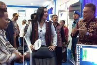 Bupati Sikka Fransiskus Roberto Diogo bersama Kepala Bidang Penempatan dan Perlindungan Tenaga Kerja Luar Negeri Kementerian Tenaga Kerja Yuli Adi Ratna dan Staf Ahli Menteri Nakertrans Magdalena Sigalingging sedang meninjau ruangan LTSA PPPMI Maumere yang baru diresmikan, Kamis (14/3)