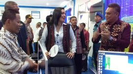 Bupati Sikka Fransiskus Roberto Diogo bersama Kepala Bidang Penempatan dan Perlindungan Tenaga Kerja Luar Negeri Kementerian Tenaga Kerja Yuli Adi Ratna dan Staf Ahli Menteri Nakertrans Magdalena Sigalingging sedang meninjau ruangan LTSA PPPMI Maumere yang baru diresmikan, Kamis (14/3)