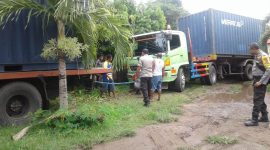 Sebuah truk berupaya mengeluarkan truk pengangkut suara suara yang terperosok ke dalam lumpur di halaman Kantor KPU Sikka, Jumat (15/3)