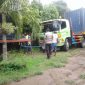 Sebuah truk berupaya mengeluarkan truk pengangkut suara suara yang terperosok ke dalam lumpur di halaman Kantor KPU Sikka, Jumat (15/3)