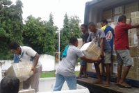 Pemindahan surat suara dari truk pengangkut ke gudang logistik KPU Sikka, Jumat (15/3)