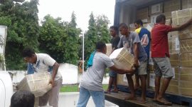 Pemindahan surat suara dari truk pengangkut ke gudang logistik KPU Sikka, Jumat (15/3)