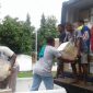Pemindahan surat suara dari truk pengangkut ke gudang logistik KPU Sikka, Jumat (15/3)