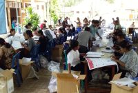 Relawan sortir surat suara Pemilu DPR RI di |Kantor KPU Sikka, Sabtu (16/3)