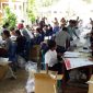 Relawan sortir surat suara Pemilu DPR RI di |Kantor KPU Sikka, Sabtu (16/3)
