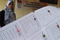 Kondisi surat suara yang ditemukan sudah robek di bagian pinggir saat sortir di Kantor KPU Sikka, Sabtu (16/3)