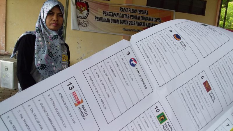 Kondisi surat suara yang ditemukan sudah robek di bagian pinggir saat sortir di Kantor KPU Sikka, Sabtu (16/3)