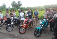 Razia kendaraan yang menggunakan knalpot racing di Jalan Lingkar Luar Maumere, Minggu (17/3)