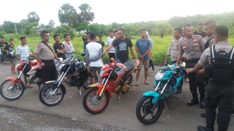 Razia kendaraan yang menggunakan knalpot racing di Jalan Lingkar Luar Maumere, Minggu (17/3)
