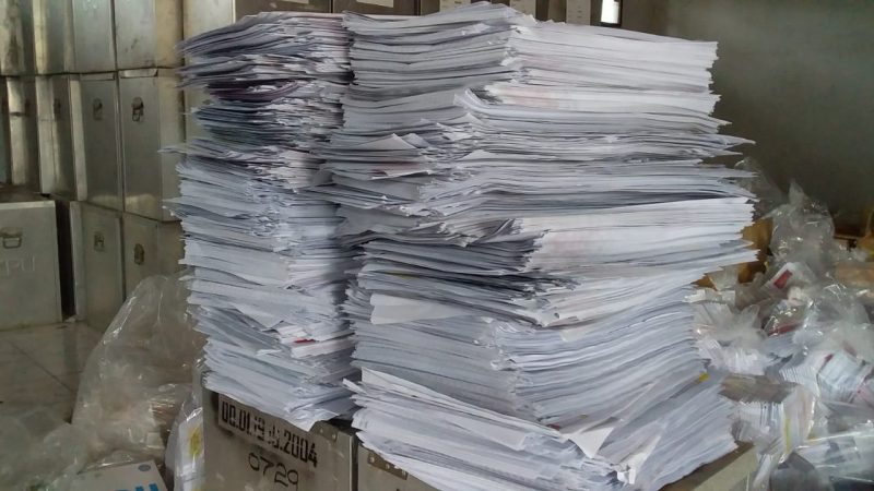 Ribuan surat suara DPR RI yang dinyatakan rusak, kini disimpan di gudang logistik KPU Sikka, Senin (18/3)