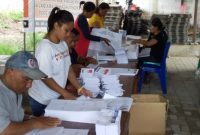Relawan sedang sortir dan lipat surat suara DPRD Propinsi NTT di Kantor KPU Sikka, Senin (18/3)