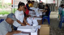Relawan sedang sortir dan lipat surat suara DPRD Propinsi NTT di Kantor KPU Sikka, Senin (18/3)