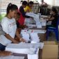 Relawan sedang sortir dan lipat surat suara DPRD Propinsi NTT di Kantor KPU Sikka, Senin (18/3)