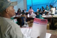 Seorang relawan menunjukkan contoh surat suara DPRD Provinsi NTT yang dinyatakan rusak