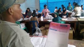 Seorang relawan menunjukkan contoh surat suara DPRD Provinsi NTT yang dinyatakan rusak