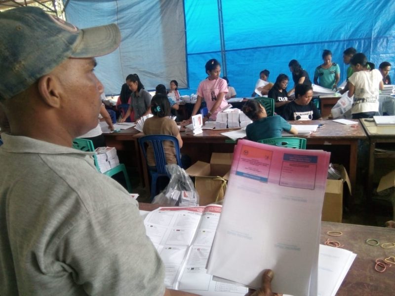 Seorang relawan menunjukkan contoh surat suara DPRD Provinsi NTT yang dinyatakan rusak