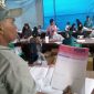 Seorang relawan menunjukkan contoh surat suara DPRD Provinsi NTT yang dinyatakan rusak