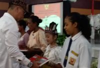 Fransiska Hesti Anggraini pelajar Kelas 5 SDI Kode menerima bantuan dari Mensos RI Agus Gumawang Kartasasmita di Maumere, Selasa (19/3)