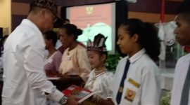 Fransiska Hesti Anggraini pelajar Kelas 5 SDI Kode menerima bantuan dari Mensos RI Agus Gumawang Kartasasmita di Maumere, Selasa (19/3)