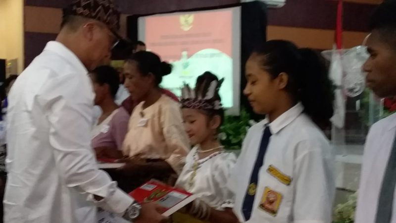 Fransiska Hesti Anggraini pelajar Kelas 5 SDI Kode menerima bantuan dari Mensos RI Agus Gumawang Kartasasmita di Maumere, Selasa (19/3)