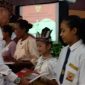 Fransiska Hesti Anggraini pelajar Kelas 5 SDI Kode menerima bantuan dari Mensos RI Agus Gumawang Kartasasmita di Maumere, Selasa (19/3)