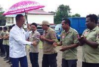 Mensos RI Agus Gumiwang menyalami Tagana Sikka, Selasa (19/3)