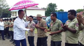 Mensos RI Agus Gumiwang menyalami Tagana Sikka, Selasa (19/3)