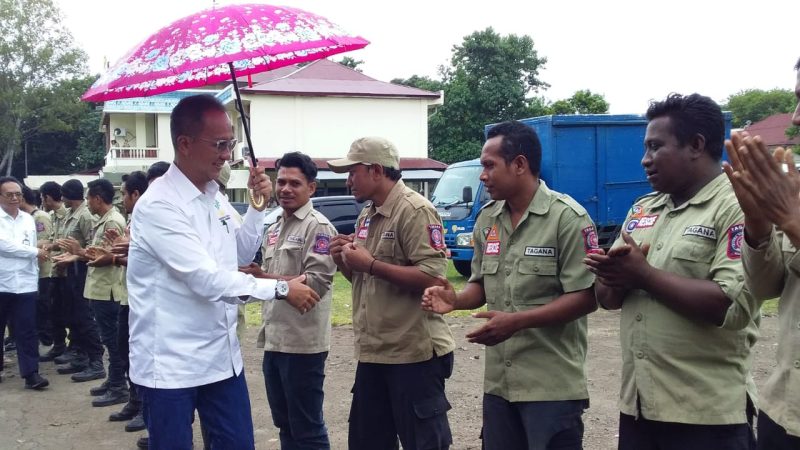 Mensos RI Agus Gumiwang menyalami Tagana Sikka, Selasa (19/3)