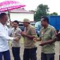 Mensos RI Agus Gumiwang menyalami Tagana Sikka, Selasa (19/3)