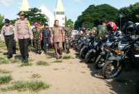 Kapolres Sikka AKBP Rickson Situmorang memeriksa personil keamanan dan kendaraan dalam rangka pengamanan Pemilu 2019, Jumat (22/3), di Lapangan Umum Kota Baru Maumere