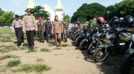 Kapolres Sikka AKBP Rickson Situmorang memeriksa personil keamanan dan kendaraan dalam rangka pengamanan Pemilu 2019, Jumat (22/3), di Lapangan Umum Kota Baru Maumere