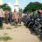 Kapolres Sikka AKBP Rickson Situmorang memeriksa personil keamanan dan kendaraan dalam rangka pengamanan Pemilu 2019, Jumat (22/3), di Lapangan Umum Kota Baru Maumere