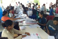 Kegiatan sortir surat suara di halaman Kantor KPU Sikka