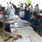 Kegiatan sortir surat suara di halaman Kantor KPU Sikka