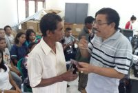 Kepala Dinas Kependudukan dan Catatan Sipil Bernadus Ratu saedang memberikan penjelasan kepada warga yang hendak merekam E-KTP, Jumat (22/3)