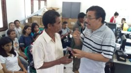 Kepala Dinas Kependudukan dan Catatan Sipil Bernadus Ratu saedang memberikan penjelasan kepada warga yang hendak merekam E-KTP, Jumat (22/3)