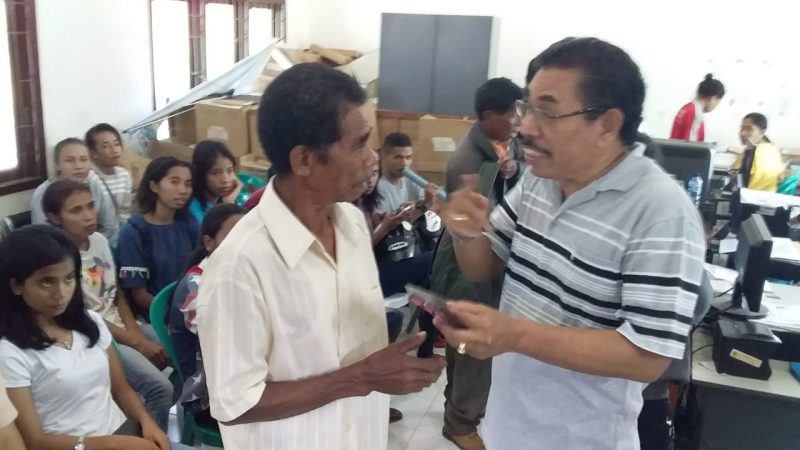 Kepala Dinas Kependudukan dan Catatan Sipil Bernadus Ratu saedang memberikan penjelasan kepada warga yang hendak merekam E-KTP, Jumat (22/3)