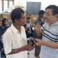 Kepala Dinas Kependudukan dan Catatan Sipil Bernadus Ratu saedang memberikan penjelasan kepada warga yang hendak merekam E-KTP, Jumat (22/3)