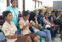 Para pelajar dan anak muda yang tergolong pemilih pemula sedang mengurus perekaman E-KTP di Kantor Dinas Kependudukan dan Catatan Sipil Kabupaten Sikka, Jumat (22/3)